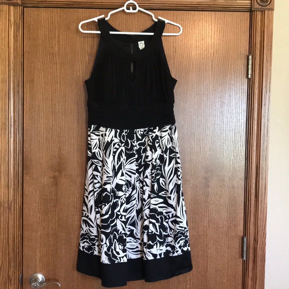 Sangria Black and White dress